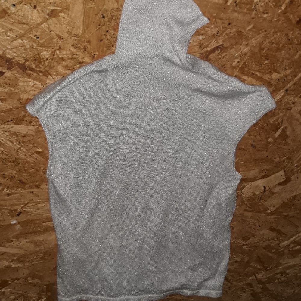 Sleeveless turtleneck sweater